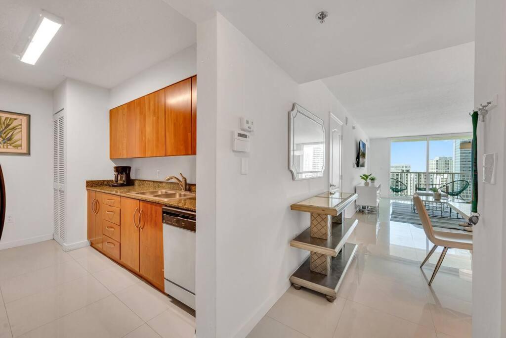 Apartamento Luxurious Private Unit With Parking Miami Exterior foto